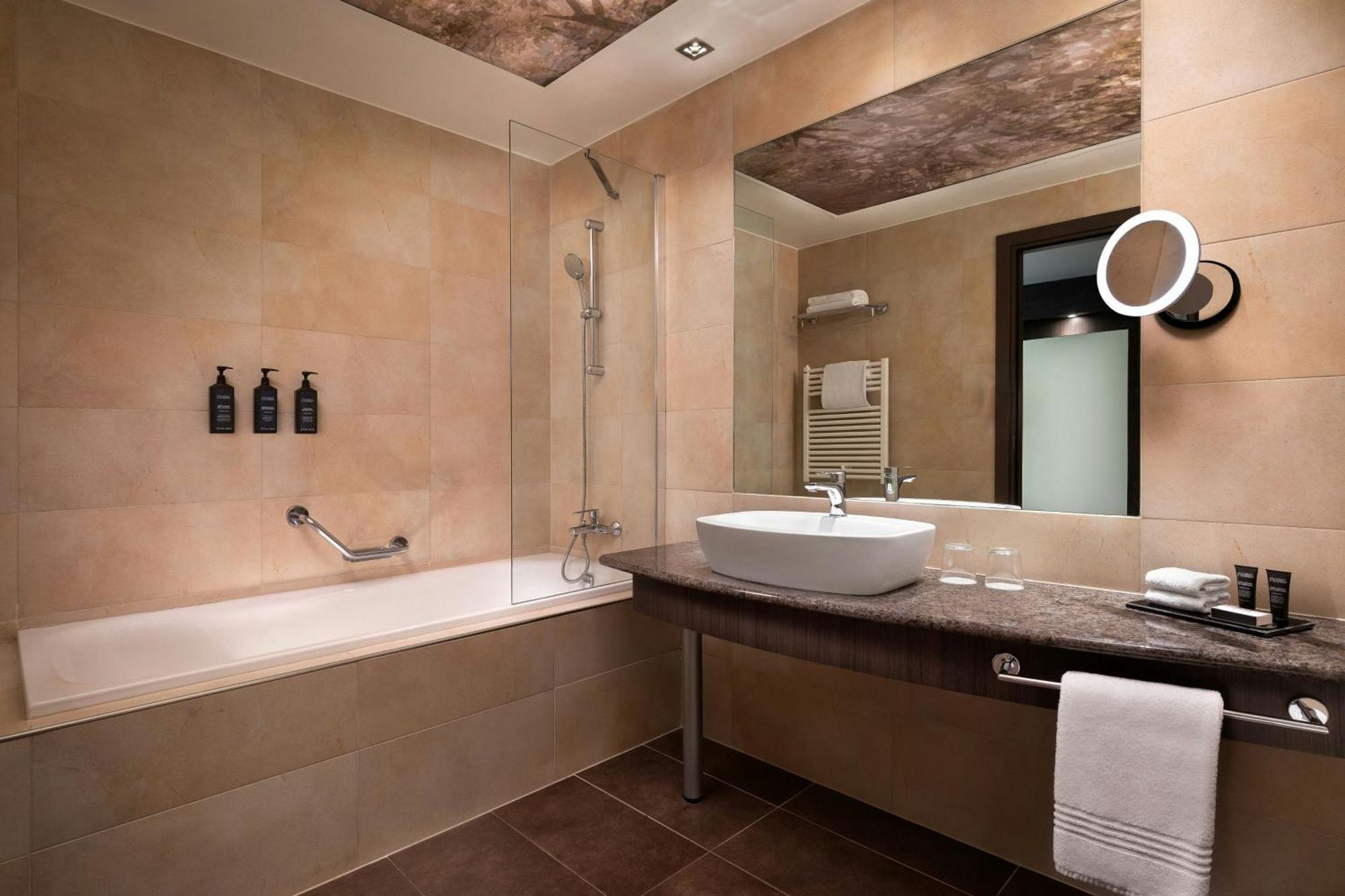 Sheraton Milan Malpensa Airport Hotel & Conference Centre Ferno Екстер'єр фото