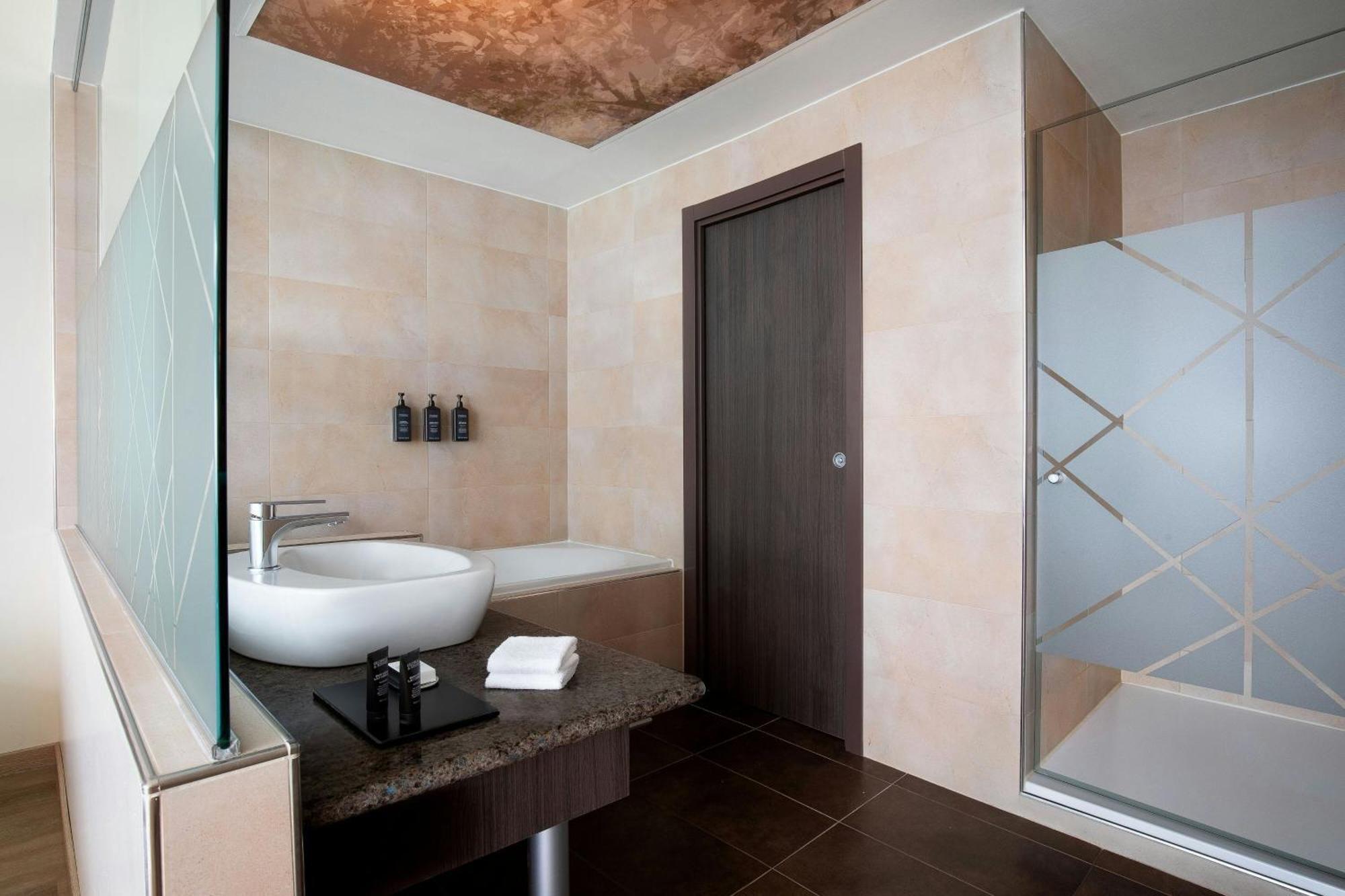 Sheraton Milan Malpensa Airport Hotel & Conference Centre Ferno Екстер'єр фото